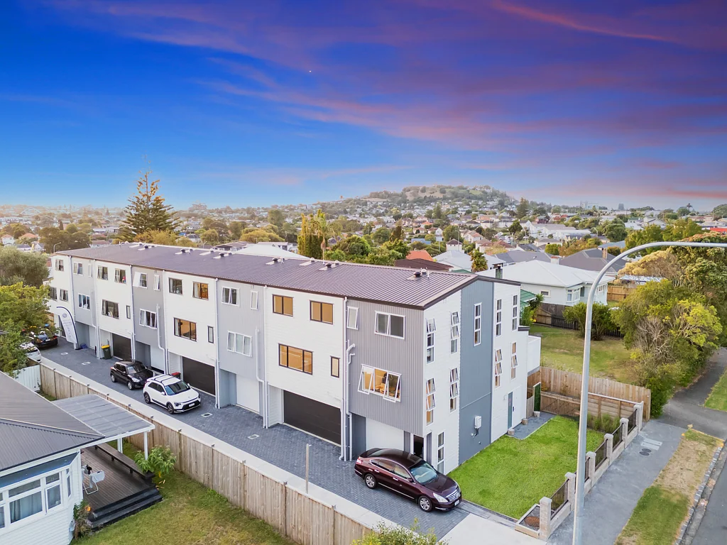 Sandringham 4房  Freehold End Unit with Double Garage