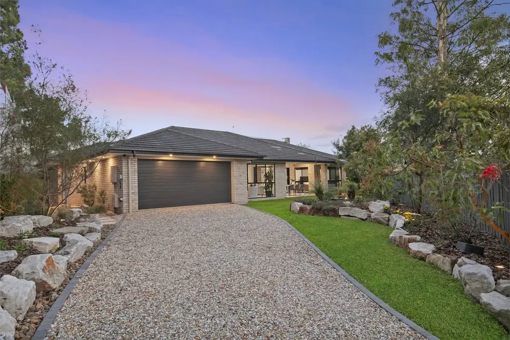 Griffin 4房  惊人的家庭度假胜地，拥有3个起居区，大面积地块带有原生花园以及更多！ Stunning family retreat with 3 living areas, large block with native gardens and so much more!