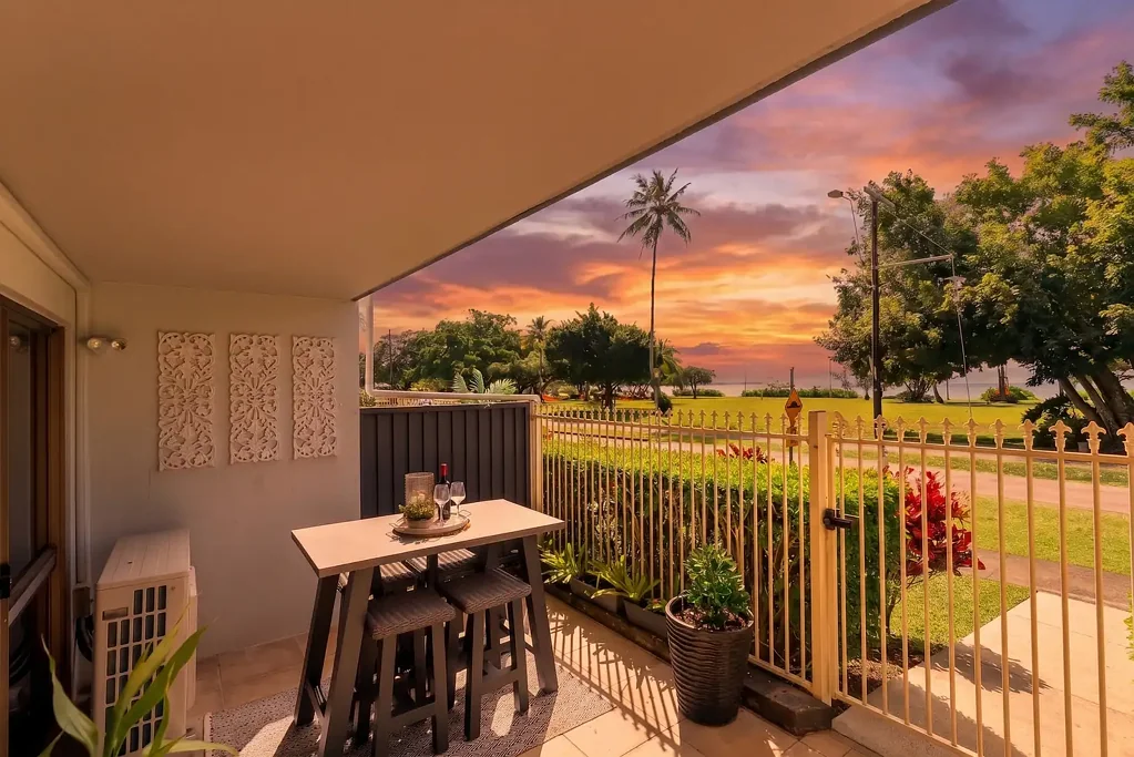 Cairns North 2Zimmer Expansive Apartment with Generous Courtyard and  Waterfront Views.