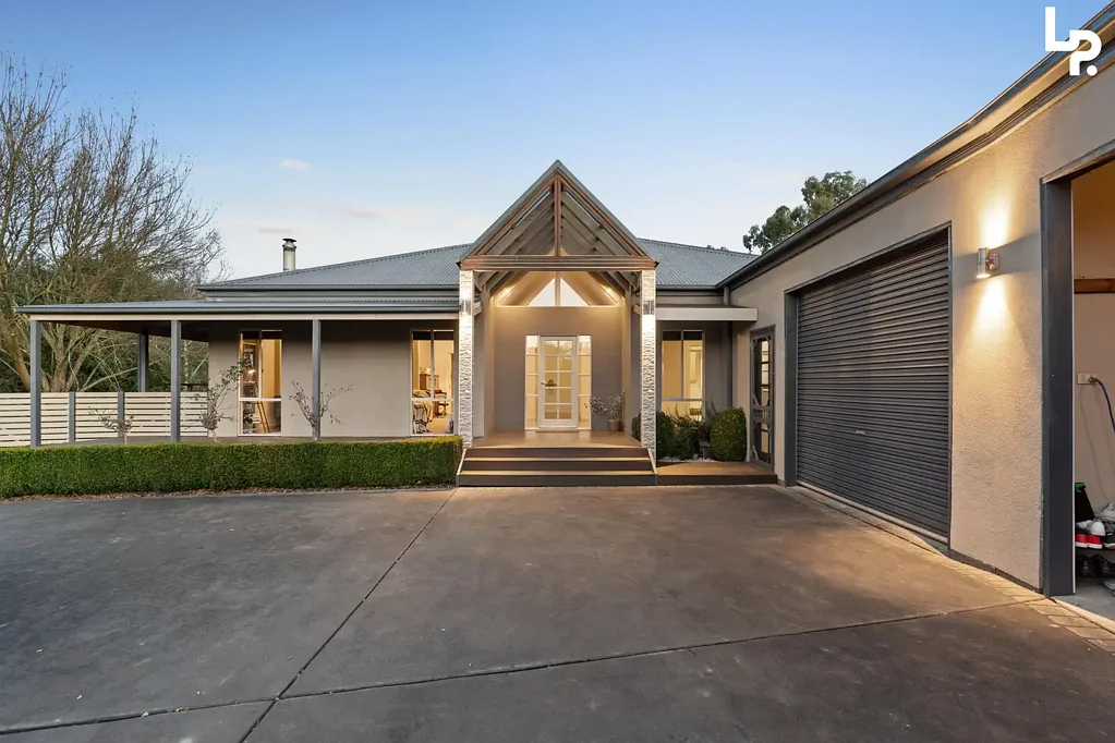 Warragul 5房  THE COMPLETE FAMILY RETREAT ON 4,621m2