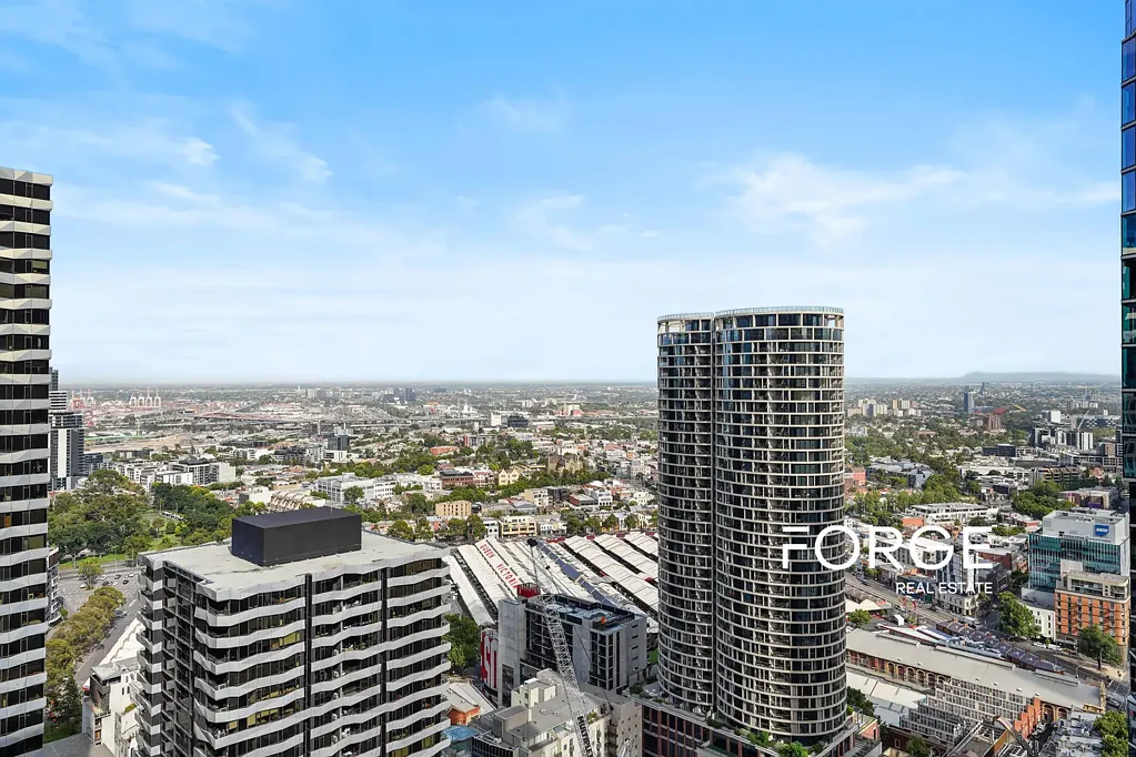 Melbourne 2房 黄金地段 时尚现代 壮观市景 开放布局 高品质装修 城市景观 舒适卧室 大楼设施 安全礼宾 Current Tenanted - $770 per week, lease end on 06/07/2027