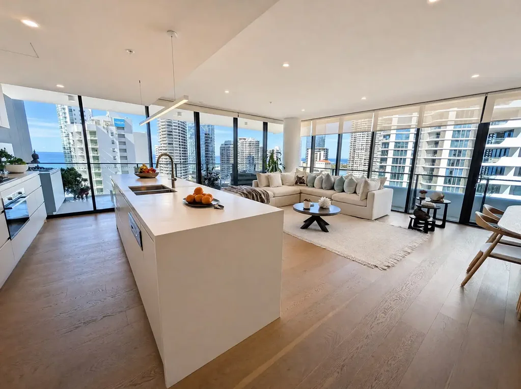 Main Beach 3 Bedroom Coastal Elegance Meets Urban Luxury: Expansive 3-Bedroom Main Beach Sanctuary