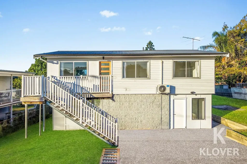 Kingston 6कमरा Renovated Six-Bedroom Family Haven with Exceptional Dual-Level Living