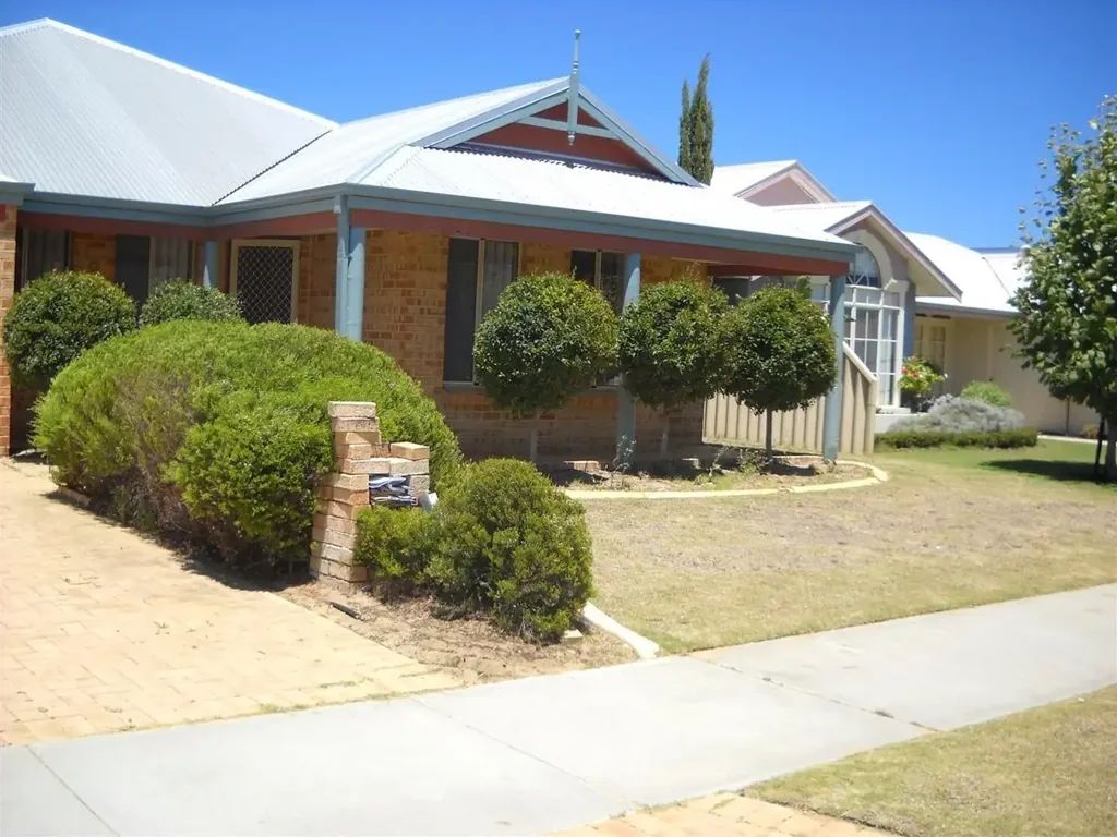 ~ ~ ~ 4 BED PLUS ACTIVITY, 2 BATH 2 GARAGE