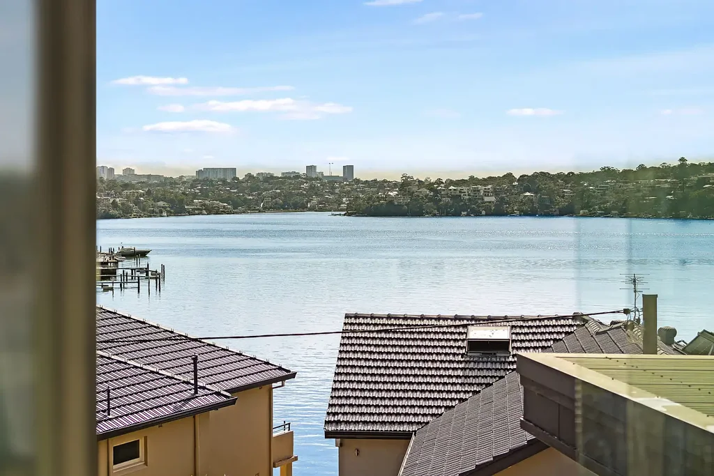 Kangaroo Point 4房 全砖结构坚固 270度全景水景 翻新现代厨房 双起居室宽敞 宽敞前后院 高起地理位置 Spectacular Full-Brick Home with 270° Water Views & Exceptional Privacy
