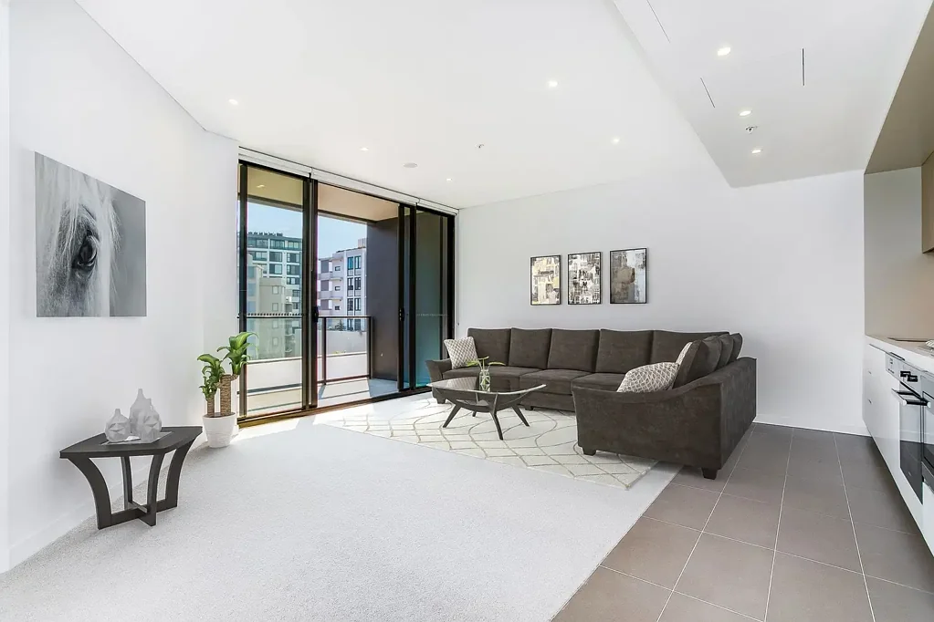 MIRVAC BUILT EXECUTIVE APARTMENT