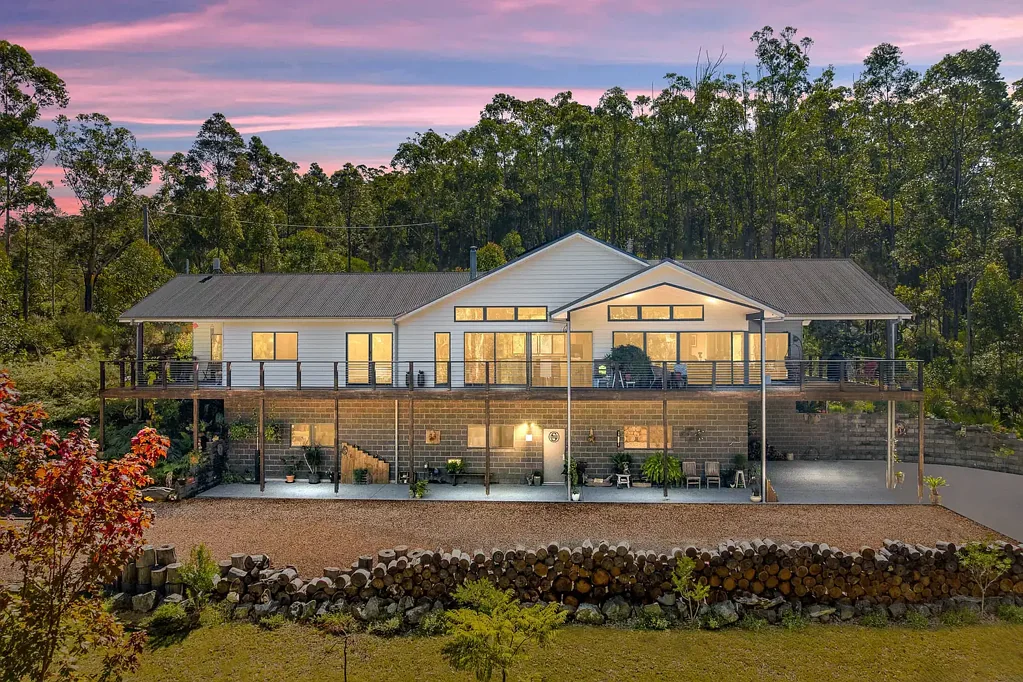 Moruya 4 Bedroom Private Architecturally Designed Home