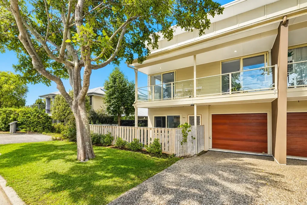 Varsity Lakes 3Moenga Boutique Complex of Four - Enjoy Three Car Spaces & Low Body Corp!