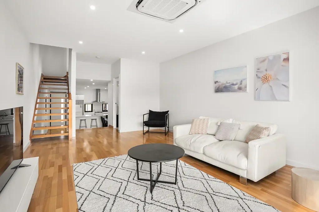 Chadstone 3 Bedroom Parkside Townhouse with a mesmerising skyline vista
