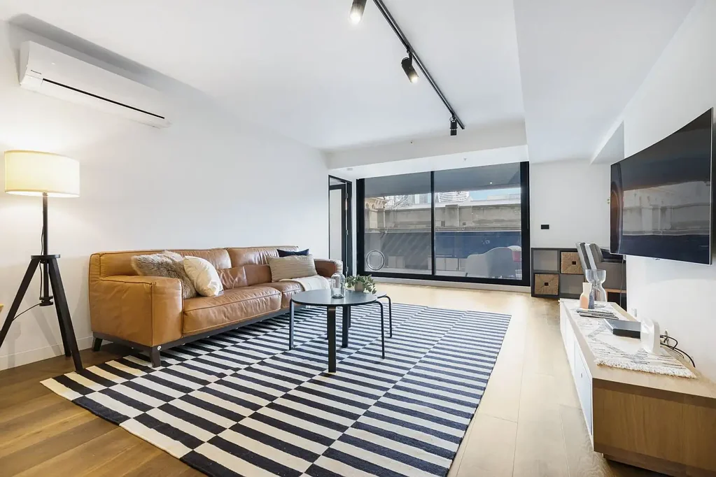 3 bedrooms, 2 bathrooms and 2 carparks in the QV building tower.
