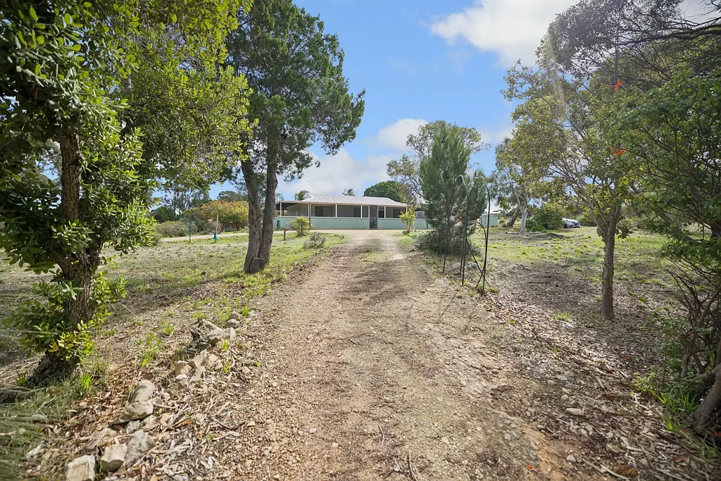 Nilgen 3Moenga 12.9 ACRES OF COUNTRY FREEDOM ON THE COASTAL DOORSTEP