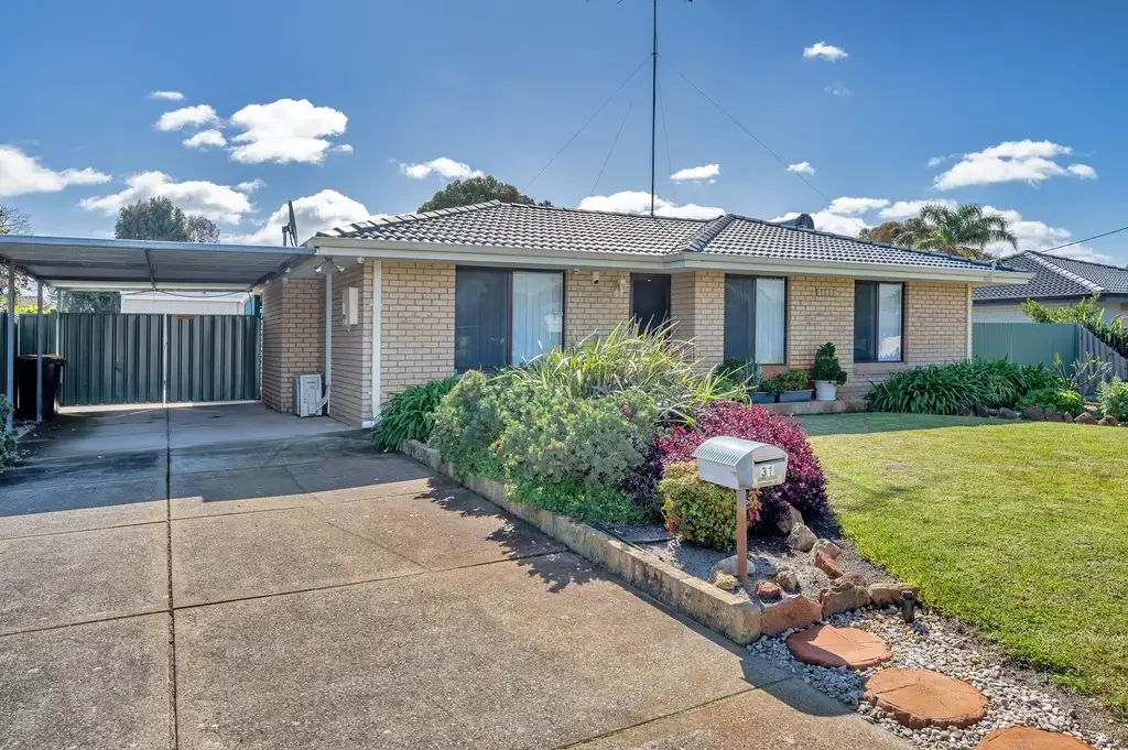 Large Powered Shed & Plenty of Parking!