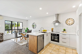 2/42 Fields Parade, Oteha, North Shore City