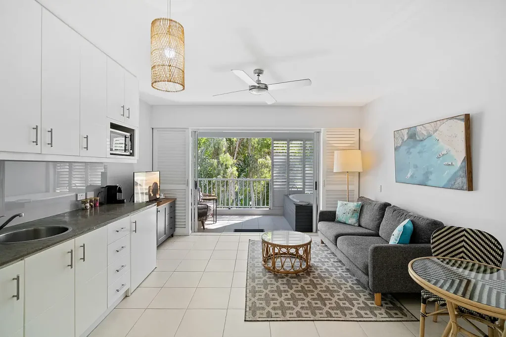 Palm Cove 1房  Stylish top-floor sanctuary with spa terrace moments from the Esplanade.