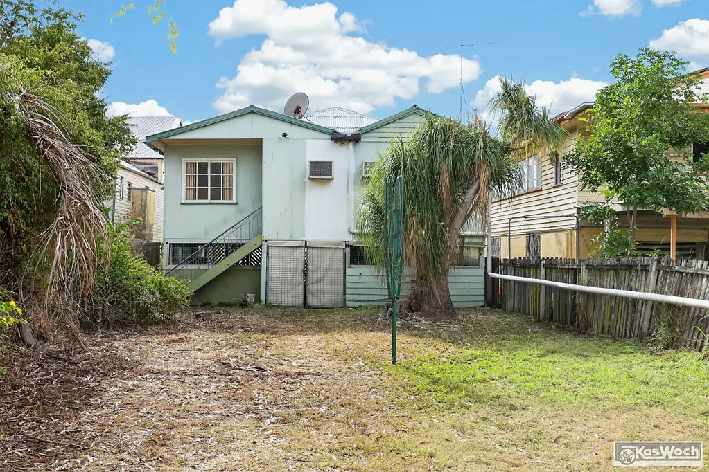 Rockhampton City 3બેડરૂમ $399,000. MOVE INTO OR RENT  IMMEDIATELY.  LANEWAY ACCESS. HUGE QUEENSLANDER. INNER CITY. INSPECT TODAY!