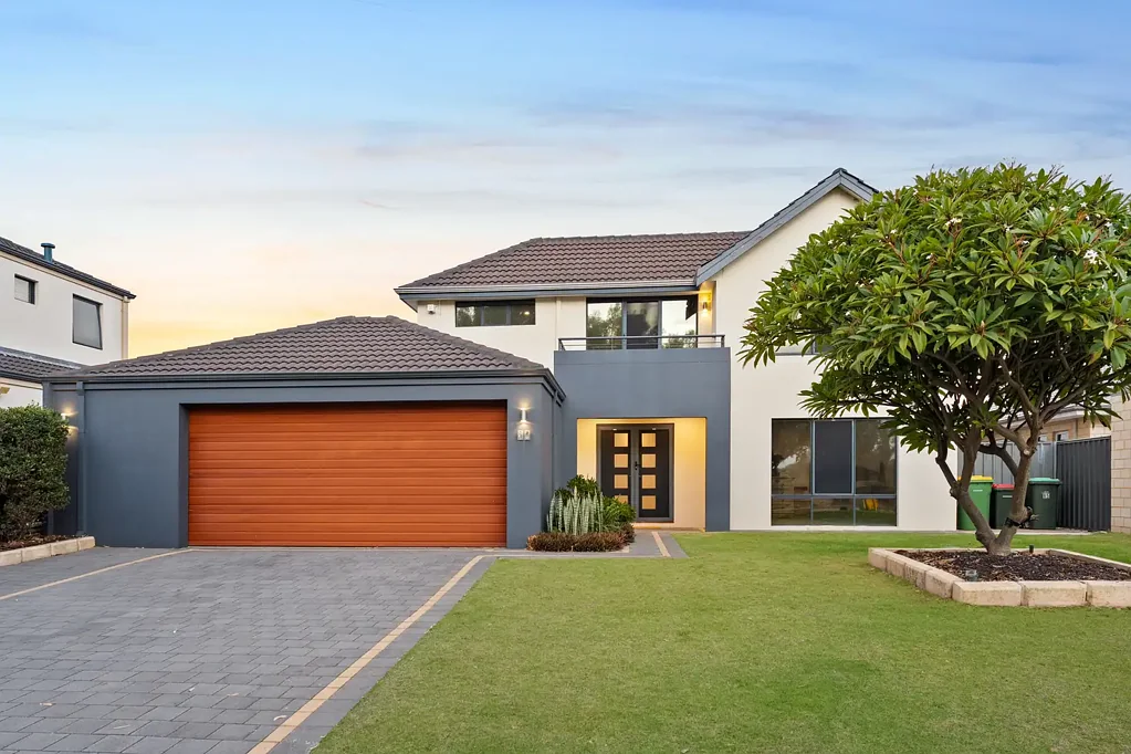 Secret Harbour 4房  ELEVATED LIVING WITH GOLF COURSE VIEWS AND EXCEPTIONAL OUTDOOR ENTERTAINING
