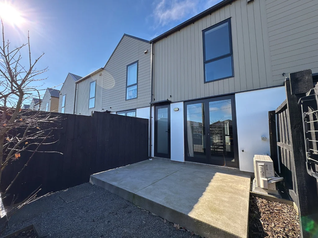 Near new 2 bedroom in Ruskin Quarter