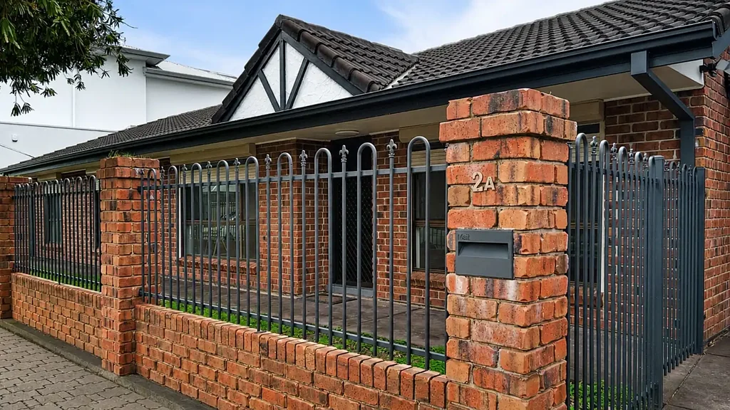Prime Location, Well Presented Comtemporary House