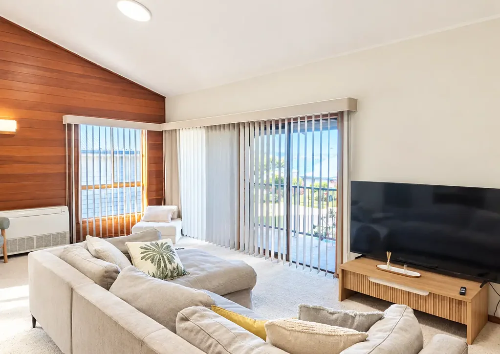 FRESHLY RENOVATED PRIVATE ROOM - MODERN & CONVENIENT