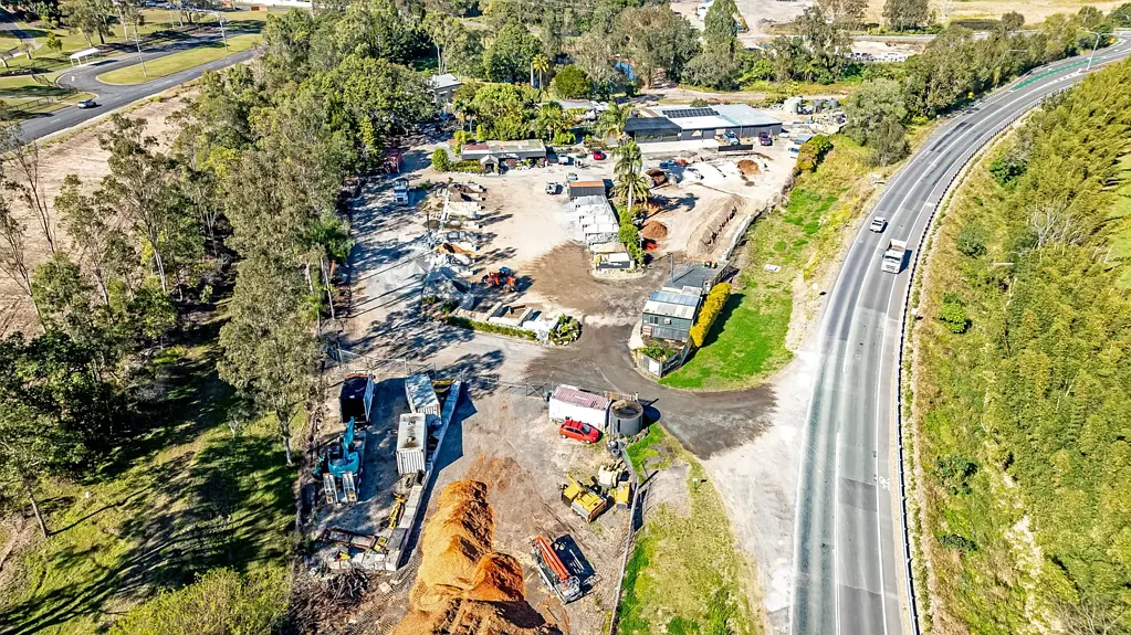 Waterford 3房 3.64公顷广阔土地 高脚3卧住宅 商业租户年回报超30万 学区房位置优越 DA批准扩建 Strategic Landbank Investment Offering Immediate Commercial Returns