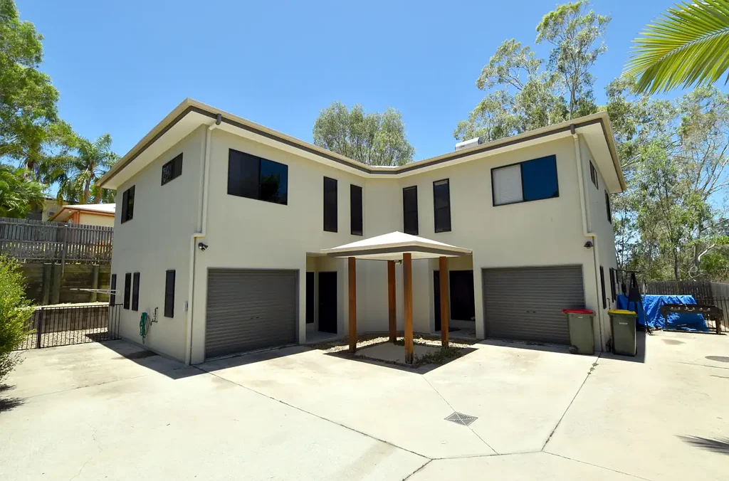 TOTALLY IMPRESSIVE ... THIS CONTEMPORARY TOWNHOUSE TICKS ALL THE BOXES!