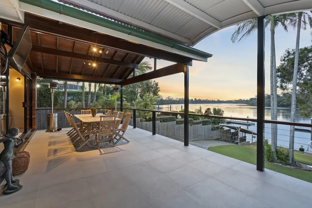 Fairfield 4Kwarto Enviable Brisbane Corso riverfront location with beautifully maintained 3 level home.