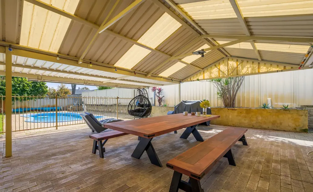 Bayswater 3Kwarto SOLID FAMILY HOME ON BIG BLOCK WITH SUBDIVISION POTENTIAL!