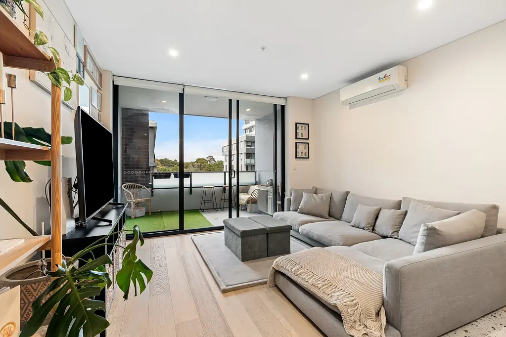 Kirrawee 2房 光线充足 开放式布局 Smeg高端厨房 南向阳台 Botany Bay景观 奢华套间浴室 南村核心位置 社区专属设施 A Stylish Retreat in the Heart of South Village
