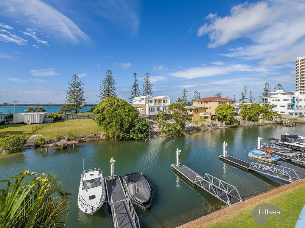 Runaway Bay 2 Slaapkamer TOP FLOOR LIVING!
