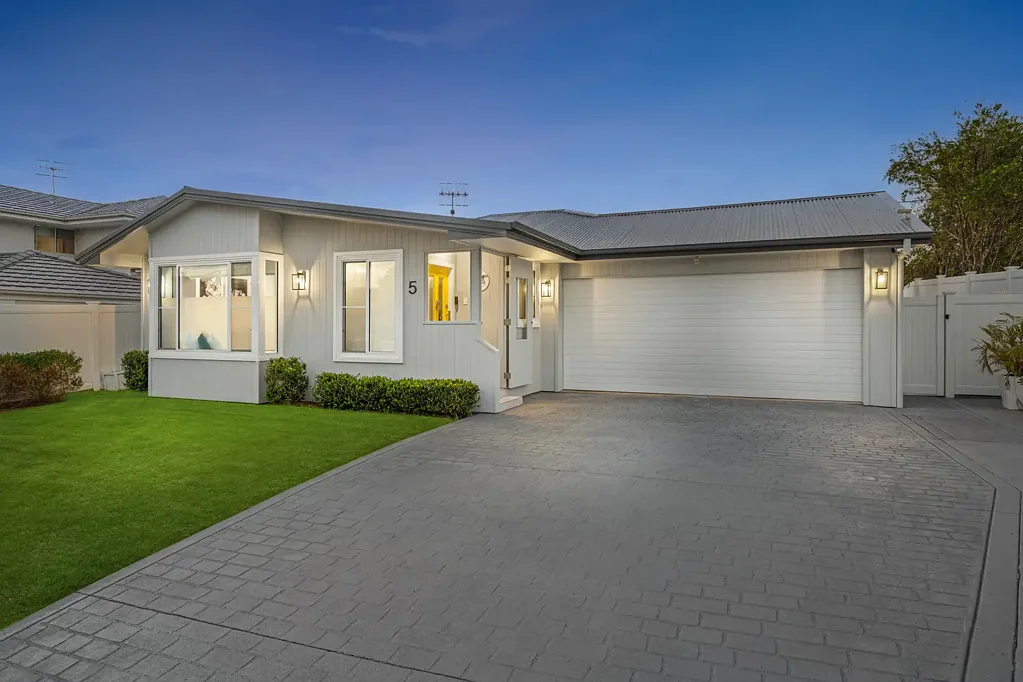 Killarney Vale 4ਬੈੱਡਰੂਮ Stunning Hamptons Transformation in a Sought After Lakeside Pocket