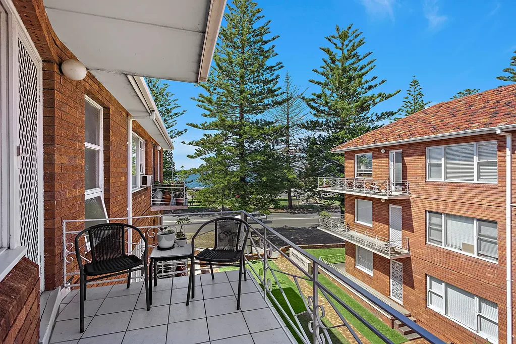 Beautiful Fully Renovated 2 Bedroom Apartment – Prime Beachside Location