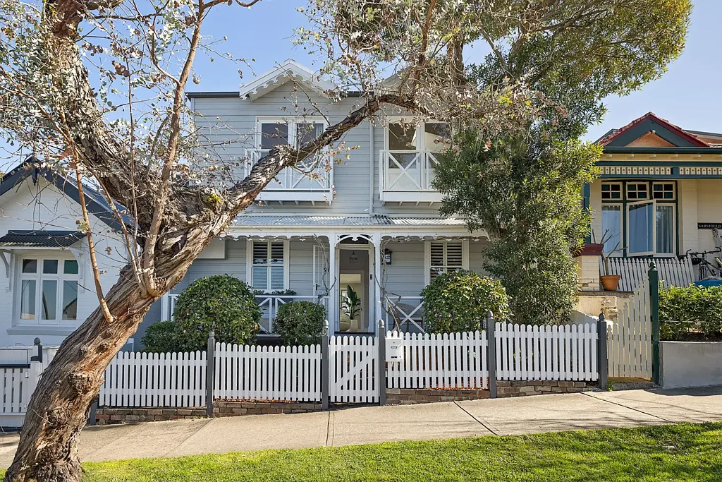 Drummoyne 4ਬੈੱਡਰੂਮ Architect-redesigned weatherboard home with harbour views