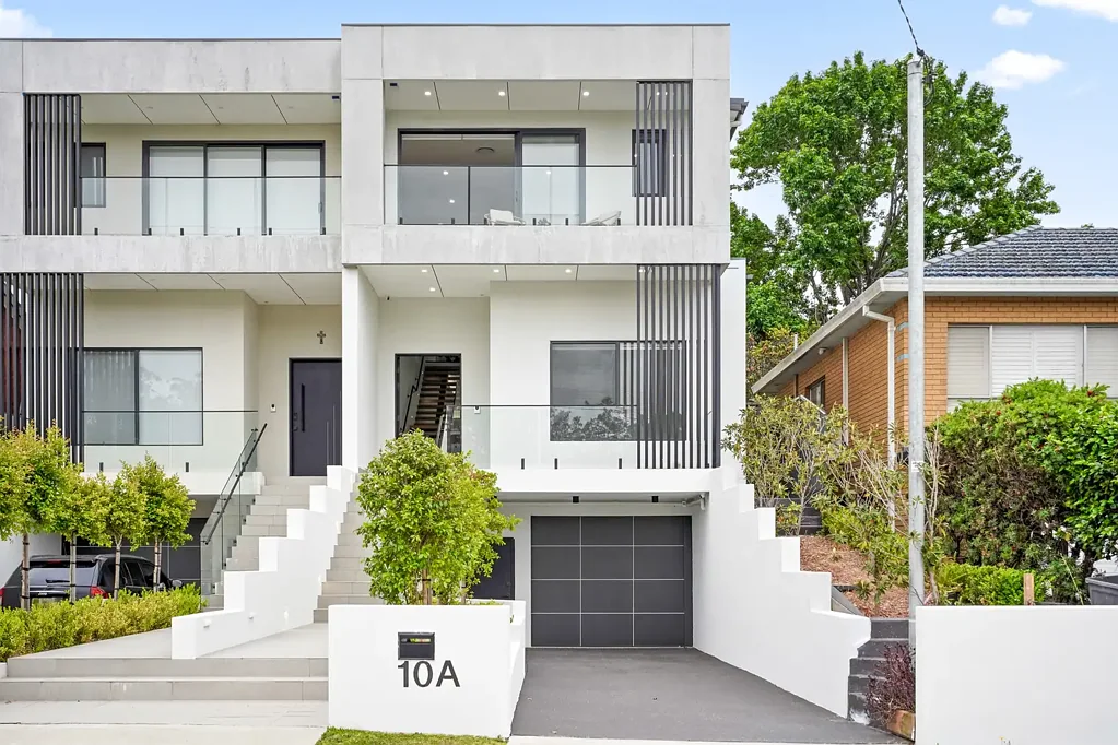 Old Toongabbie 4房 玻璃栏杆楼梯 自然光满溢起居区 独立家人房 无缝连接户外区 高级石材厨房 四卧三浴 主卧带阳台 中央空调 双车位 Luxury Living Meets Architectural Excellence