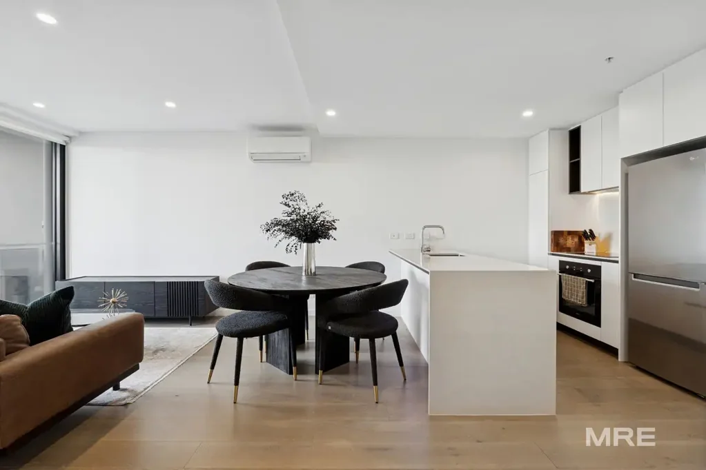 Moonee Ponds 1房 高端一卧一卫 公寓标杆品质 低维护生活 北向采光充足 开放式起居区 石制台面厨房 遮顶阳台美景 屋顶绿洲Spa 位置优越近学校商圈 Contemporary brilliance with sought-after lifestyle convenience