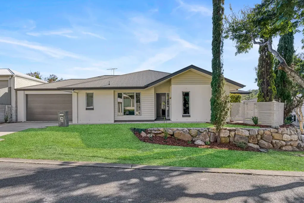 Chermside West 4Habitaciones Superior Lowset Living in a Whisper-Quiet Yet Ultra-Convenient Location
