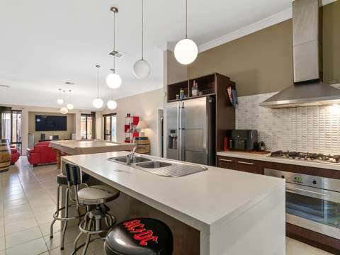 Canning Vale 4 Bedroom STUNNING SUMMER PARADISE !