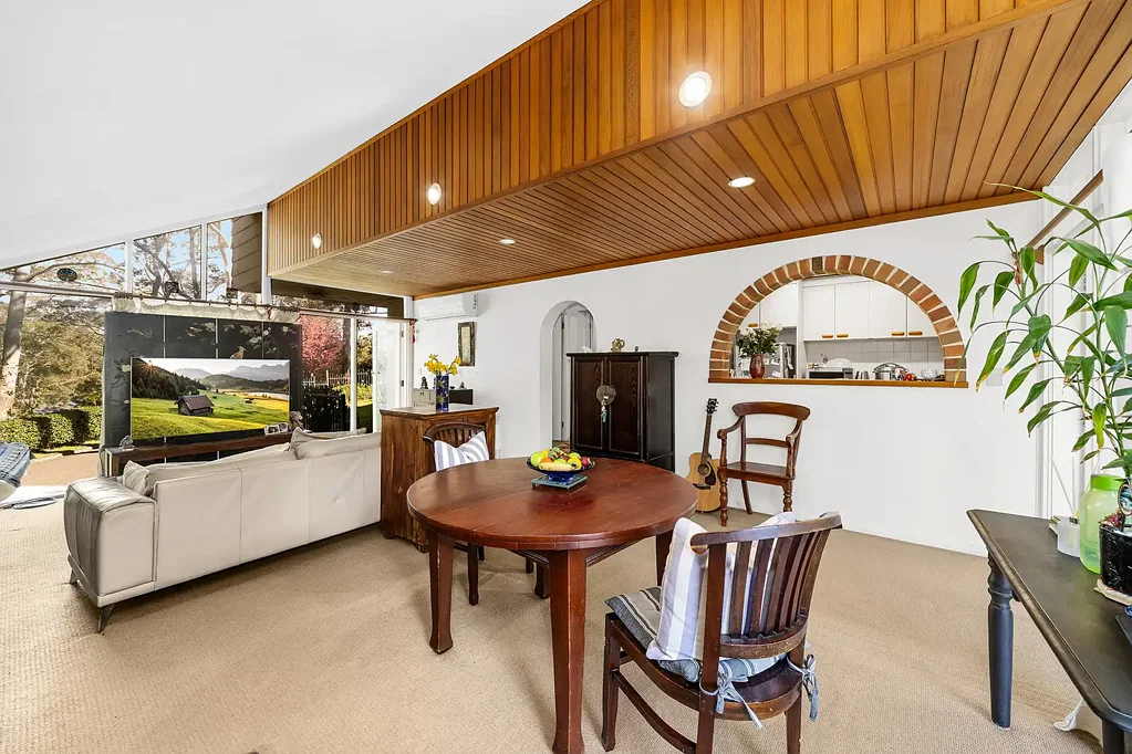Wahroonga 4房 珍贵街角地块上的永恒家庭住宅！ Timeless Family Home on a Prized Corner Block !