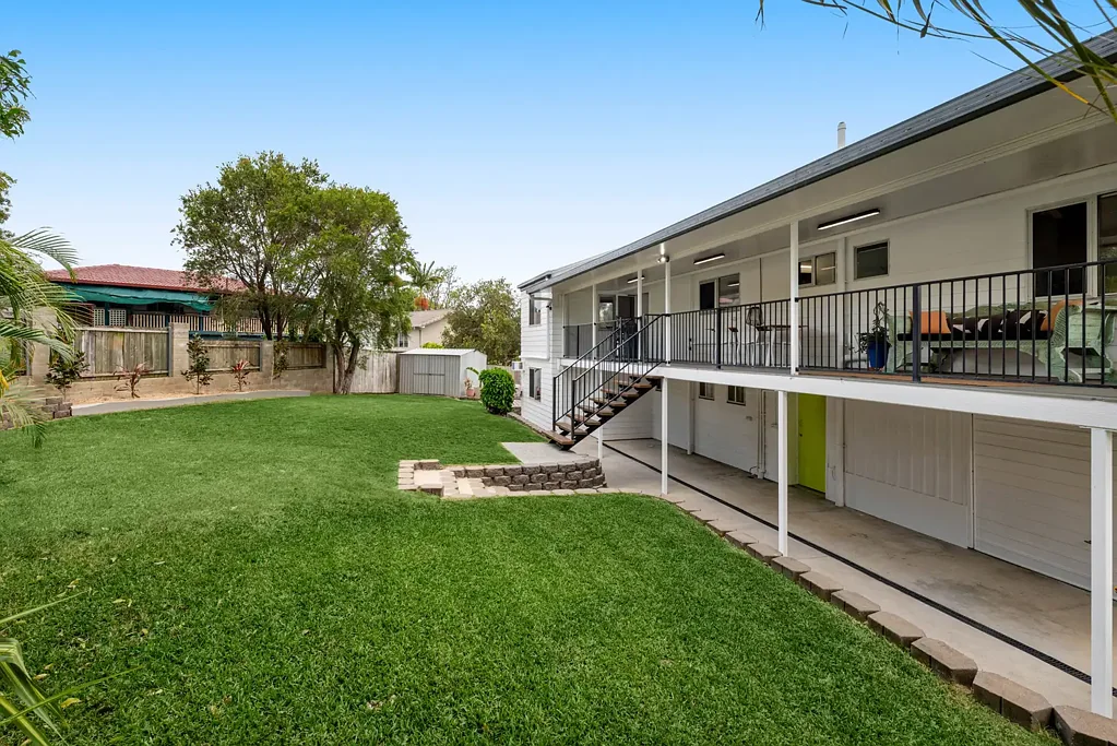 Murarrie 4कमरा Elevated family living with leafy views, room to grow + coveted inner-east convenience