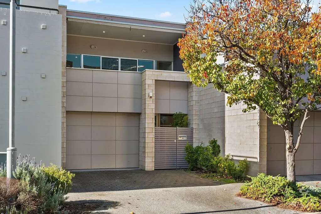 Adelaide 2房  Inner city cosmopolitan townhouse close to everything exciting.