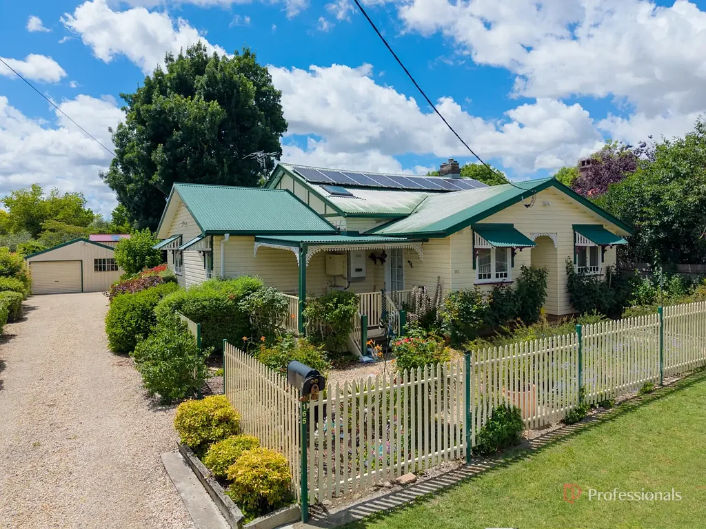 Armidale 4غرفة نوم Charming Central Character Home with Expansive Deck