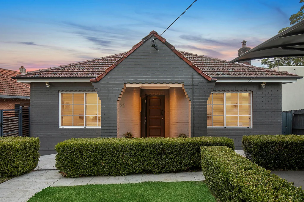 Lane Cove 3房 村庄环境优越 便捷生活 全砖特色住宅 开放式空间 超大卧室 加热泳池 娱乐平台 比萨烤箱 步行可达商圈 学校 公园 Poolside family retreat in a prime Village location