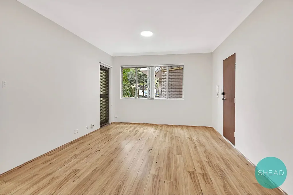 SPACIOUS GROUND FLOOR APARTMENT WITH FRESH MODERN UPDATES