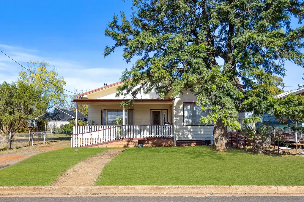 Dunedoo 4Kwarto CHARMING FAMILY HOME IN UNBEATABLE LOCATION