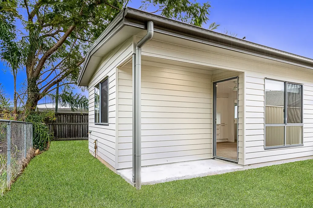2 Bedroom Granny Flat with Own Yard!