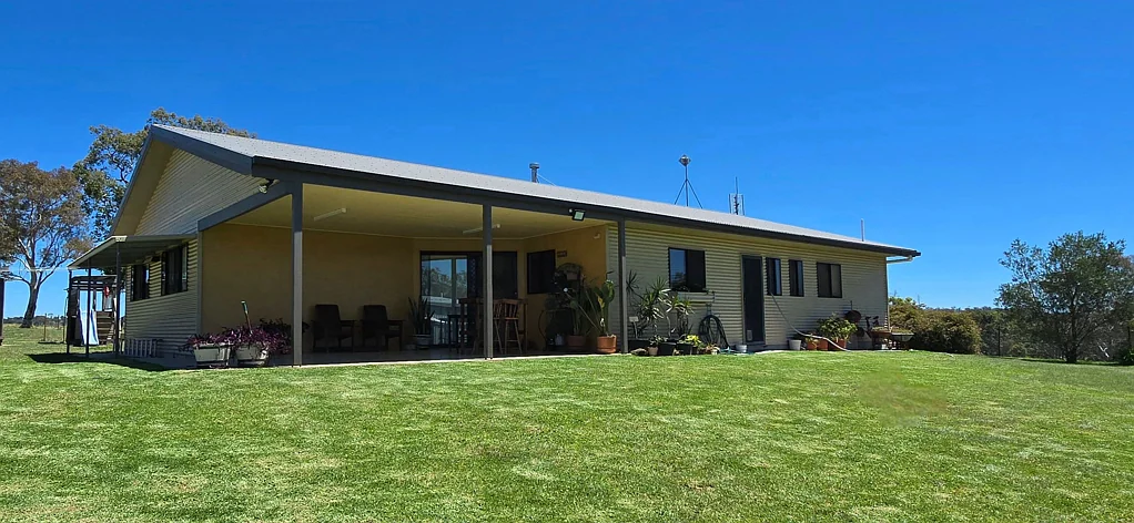 Tenterfield Peaceful quite eastern rural area with mountain range views.