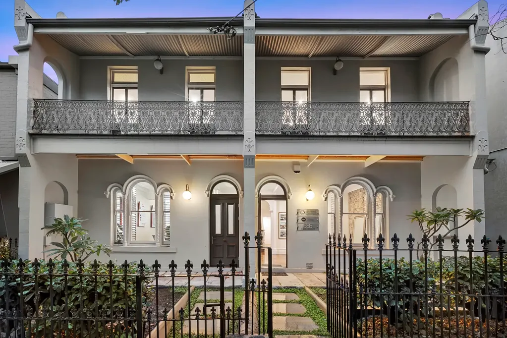 Mcmahons Point 6房 历史韵味浓厚 1890年代双砖联排 宽敞生活区域 阁楼潜力巨大 地理位置优越 城市便利生活 Pair of c1890s historic terraces with vast potential