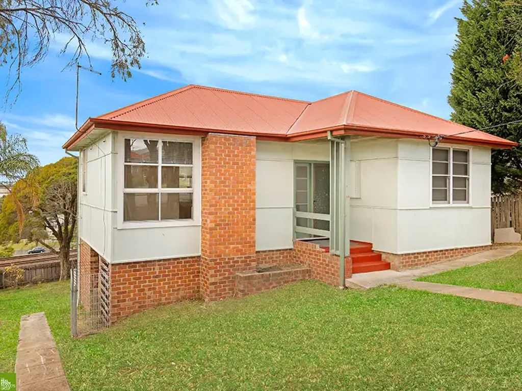 3 BEDROOM HOME LOCATED IN THE HEART OF FARMBOROUGH HEIGHTS!