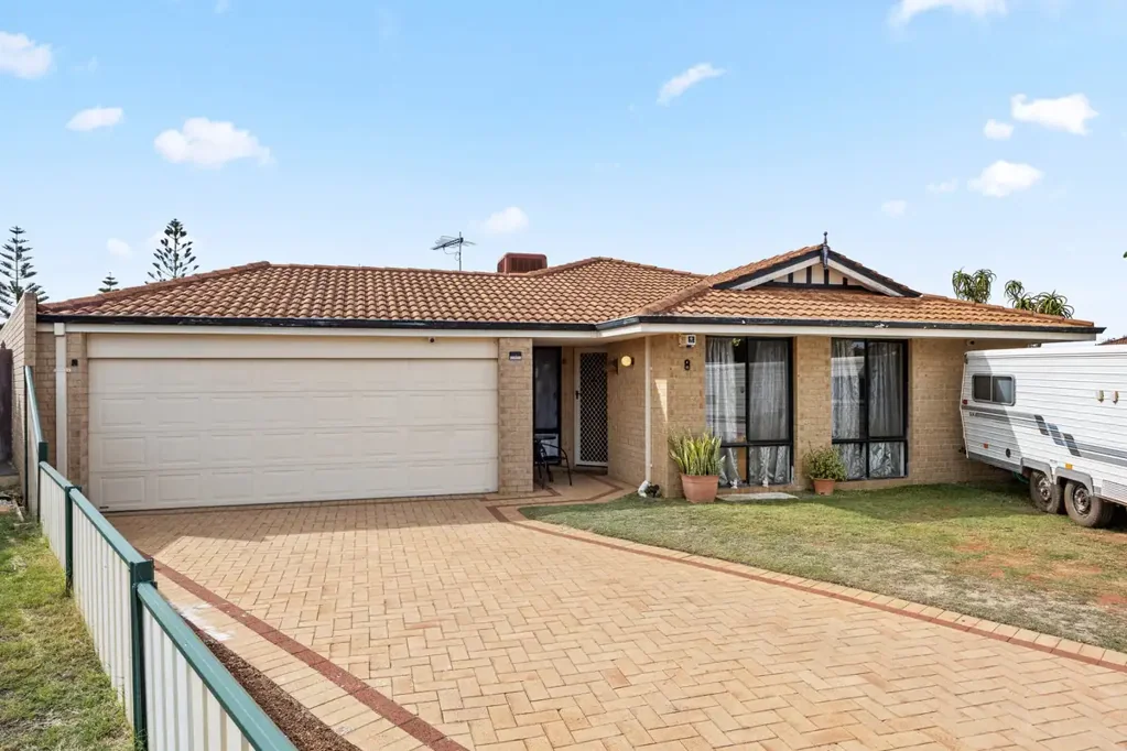 Port Kennedy 3ห้องนอน Why: Because this inviting family home provides location, layout and laid back living for a variety of buyers