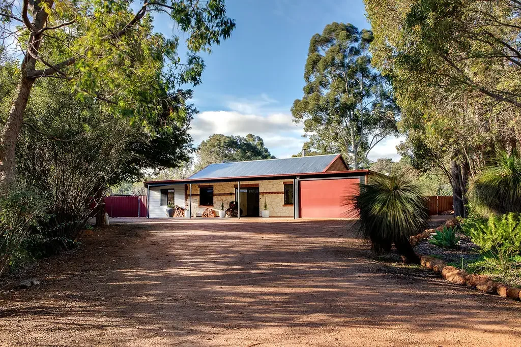 Roleystone 4Kwarto Camelia Cottage | A Roleystone Landmark, Beautifully Reimagined