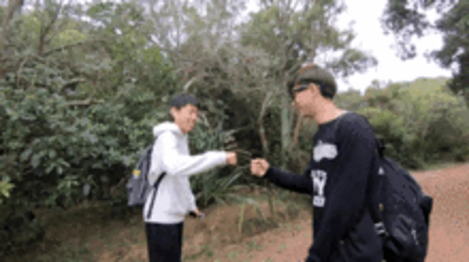 上周末，我“套路”了两个只身出国留学的孩子...
